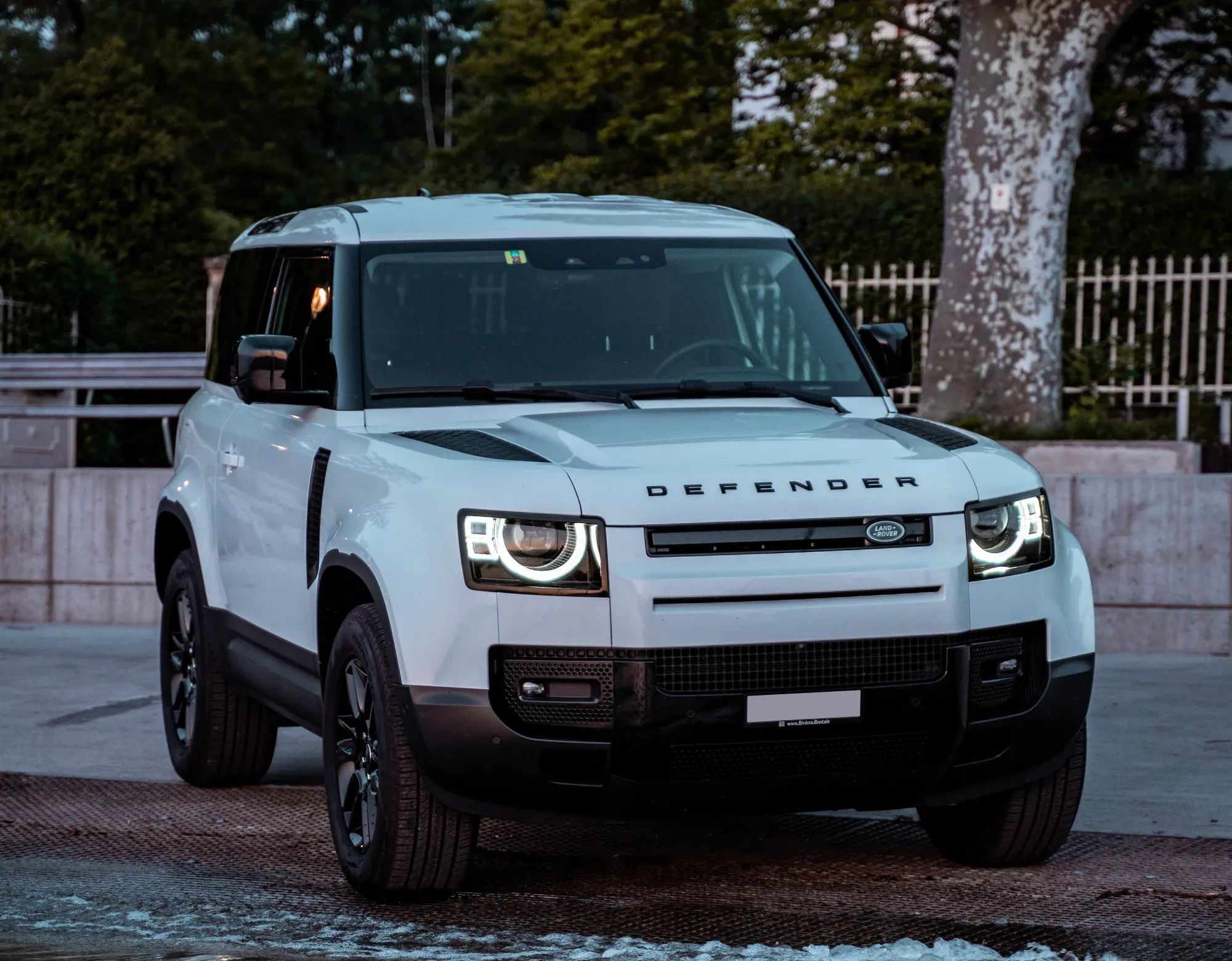 Land Rover Defender white (1)