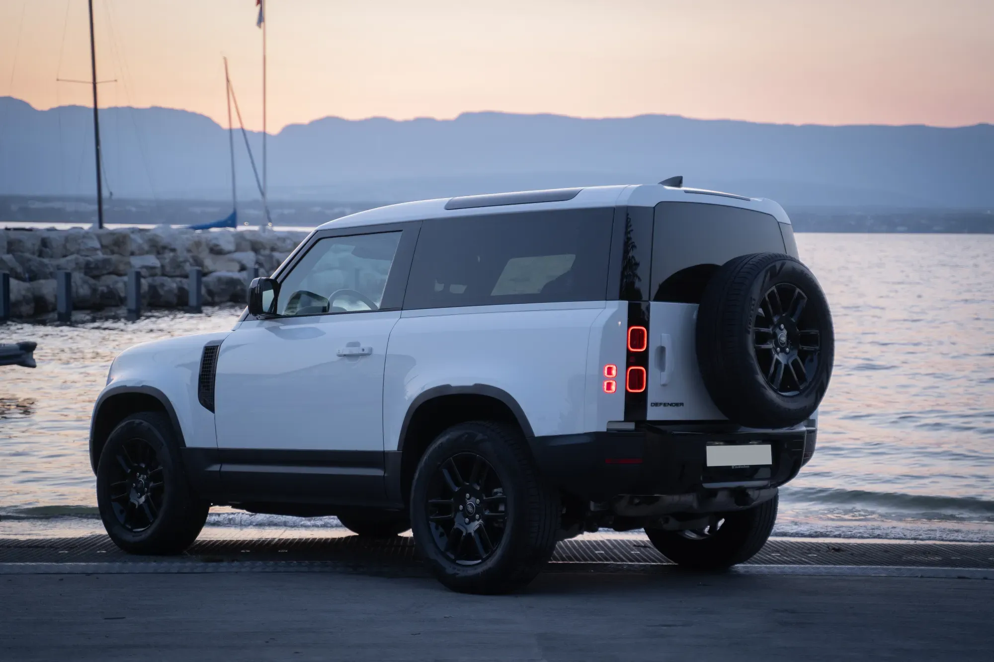 Land Rover Defender white (2)